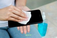 Cara Membersihkan Layar Hp